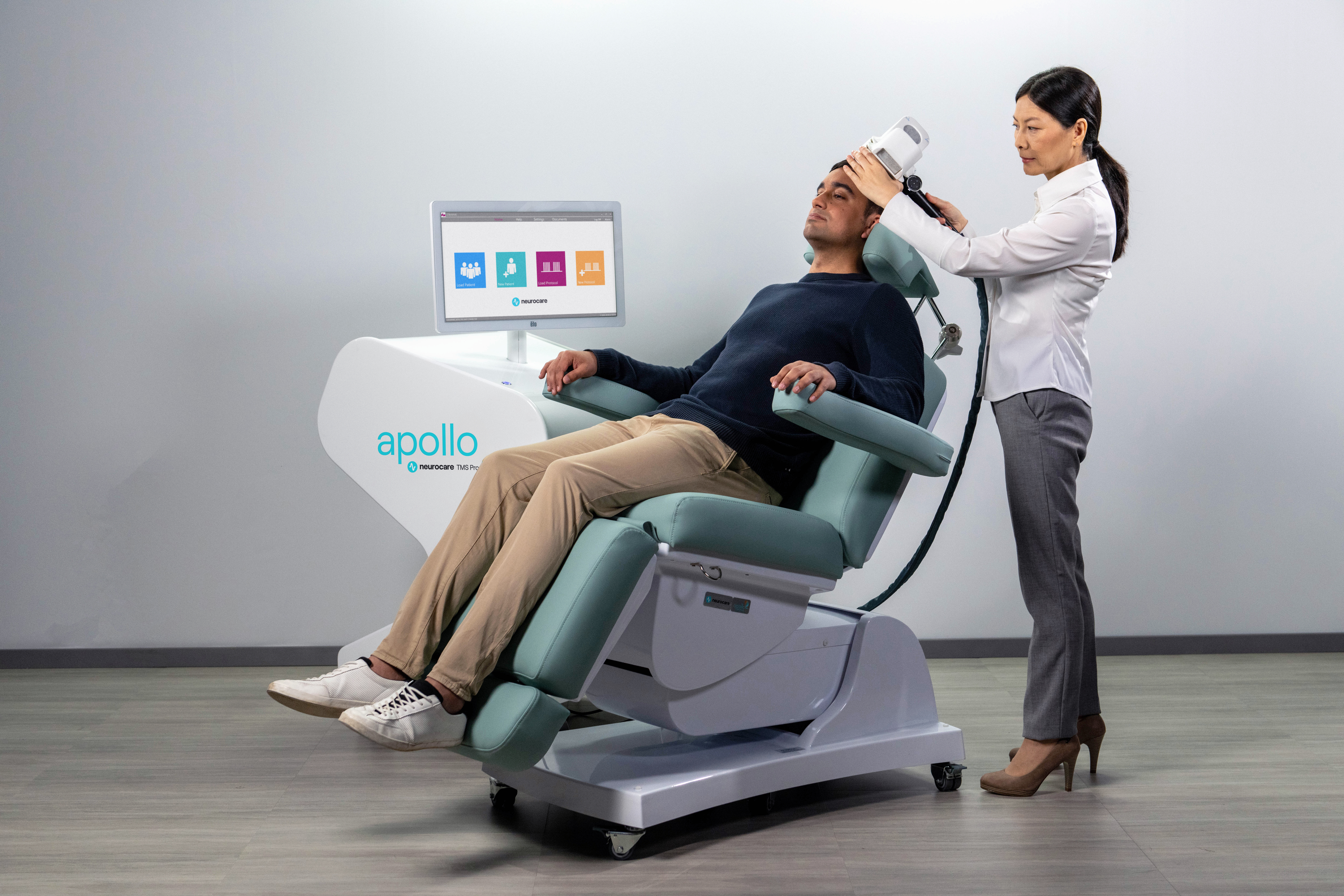 neurocare-TMS2833_Patient-Clinician-ApolloTMS-Soleni.jpg
